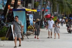 រូបឯកសារ៖ ភ្ញៀវ​ទេសចរ​ដើរ​លើ​កោះរ៉ុង ខេត្ត​ព្រះសីហនុ កាលពី​ថ្ងៃ​ទី៣១ ខែ​តុលា ឆ្នាំ​២០១៩។