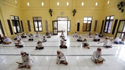 Para siswa Muslim membaca al-Quran dengan memakai masker dan menjaga jarak aman di Pesantren Daarul Qur'an Al Kautsar, Bogor, Jawa Barat (foto: dok).