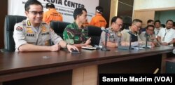 Karo Penmas Polri Brigjen Dedi Prasetyo (tengah), Dirjen Aplikasi Informatika Kominfo Semuel Abrijani Pangerapan (kedua dari kanan), dan Kapuspen TNI Sisriadi dalam konferensi pers di kantor Kemenko Polhukam, Jakarta, Sabtu, 25 Mei 2019. (Foto: Sasmito Madrim/VOA)