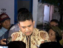 Menantu Presiden Joko Widodo, Bobby Afif Nasution, memberikan keterangan terkait Pilkada Kota Medan 2020, Selasa, 10 Desember 2019. (Foto: Anugrah Andriansyah/VOA)