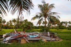 សំណល់ផ្ទះរបស់ពលរដ្ឋក្នុងសង្កាត់អូរក្រសារ ខេត្តកែប ដែលត្រូវបានព្យុះវាយកម្ទេច កាលពីខែកក្កដា ឆ្នាំ២០២១។ (ស៊ុន ណារិន/VOA Khmer)