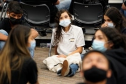 Siswa mengenakan masker di dalam kelas untuk mencegah penyebaran virus COVID-19 di Santa Fe South High School, Oklahoma City, Oklahoma, AS, 1 September 2021. (REUTERS/Nick Oxford)