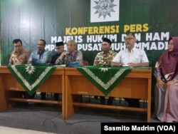 Mantan pimpinan KPK Abraham Samad dan Bambang Widjojanto saat menggelar konferensi pers bersama pengurus PP Muhammadiyah di Jakarta, Rabu, 28 Agustus 2019. (Foto: Sasmito Madrim/VOA)