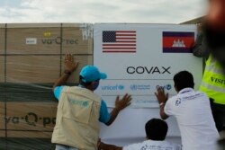 វ៉ាក់សាំងបង្ការជំងឺកូវីដ១៩ ប្រភេទ Johnson & Johnson ដែលជាជំនួយរបស់សហរដ្ឋអាមេរិក ក្រោមយន្តការកូវ៉ាក់(COVAX) បានមកដល់កម្ពុជា នៅថ្ងៃទី ៣០ ខែកក្កដា ឆ្នាំ២០២១។ (ហ៊ាន សុជាតា/វីអូអេ)
