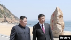 中国国家主席习近平2018年5月7日到8日在中国大连会晤朝鲜领导人金正恩。这是金正恩在不到两个月的时间内第二次秘密中国之行。