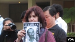 非华裔人士悼念李旺阳 (美国之音容易)