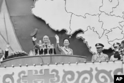 历史照片：蒋介石总统和夫人蒋宋美龄在台北的“双十节”集会上挥手致意。(1971年10月10日)