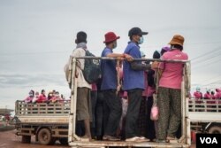 រូបឯកសារ៖ កម្មករ​រោងចក្រ ធ្វើដំណើរ​តាម​រថយន្ត​ដឹក​កម្មករ​ទៅ​ធ្វើការ​នៅ​តាម​រោងចក្រ នៅ​ខេត្ត​កំពង់ឆ្នាំង នា​អំឡុងពេល​មាន​ជំងឺ​រាតត្បាត​កូវីដ​១៩។ កម្មករ​ភាគច្រើន បាន​ពាក់ម៉ាស ​ក៏ប៉ុន្តែ​ពិបាក​រក្សា​គម្លាត​ពីគ្នា​។ ថត​នៅ​ខេត្ត​កំពង់ឆ្នាំង នៅ​ថ្ងៃទី​២៤ ខែកញ្ញា ឆ្នាំ២០២១។ (ខាន់ សុគុំមនោ/វីអូអេ)