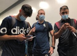 Tim Pengungsi Komite Olimpiade Internasional, termasuk atlet judo Ahmad Alikaj (Suriah) dan atlet taekwondo Abdullah Sediqi (Afghanistan) tiba di bandara internasional Narita menjelang Olimpiade Tokyo 2020 di Narita, timur Tokyo, Jepang, 14 Juli 2021. (REUTERS)