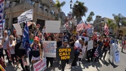 Demonstracije protiv naredbe o ostanku kod kuće u mestu Hantington Bič u Kaliforniji, 17. aprila 2020.