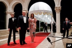 美国总统唐纳德·川普（Donald Trump）与第一夫人梅拉尼亚和儿子巴伦在佛罗里达州的海湖庄园参加新年晚会时对记者发表谈话（2017年12月31日）。