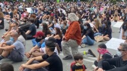 Građani tokom protesta u lokalnoj biblioteci Koni Morela