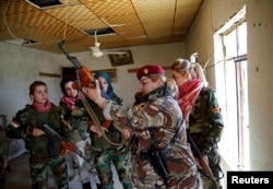 Arhviva - Pripadnice oružanih snaga iračkih Kurda nedaleko od linije fronta tokom borbi protiv militanata Islamske države, u Navaranu blizu Mosula, Irak, 20. aprila 2016.