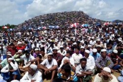 Pengungsi Rohingya berkumpul untuk memperingati ulang tahun kedua eksodus di kamp Kutupalong di Cox’s Bazar, Bangladesh, 25 Agustus 2019. (Foto: REUTERS/Rafiqur Rahman)