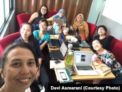 Devi Asmarani (kiri depan) dan co founder Hera Diani (kanan depan) rapat redaksi bersama staf Magdalene.co.(Foto: Devi Asmarani)