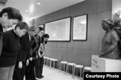 当年红卫兵宋彬彬（中）和其他红卫兵一起在卞仲耘的半身像前洒泪鞠躬。(取自共识网）