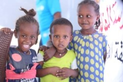 Pada 21 November 2020, anak-anak bermain di ruang ramah anak di kamp pengungsi Pusat Penerimaan Hamdayet di negara bagian Gedarif. (UNICEF/UN0403202/Abdalkarim (©))