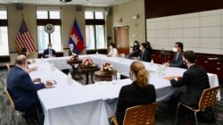 អ្នកស្រីអនុរដ្ឋមន្ត្រីការបរទេស Wendy R. Sherman ដែលជាមន្ត្រីជាន់ខ្ពស់លំដាប់ទី ២ ក្នុងក្រសួងការបរទេសអាមេរិក និង​លោកឯកអគ្គរដ្ឋទូត W. Patrick Murphy បានជួបជាមួយតំណាងអង្គការសង្គមស៊ីវិល និងអ្នកសារព័ត៌មាន ដើម្បីពិភាក្សាពីស្ថានភាពប្រជាធិបតេយ្យ និងសិទ្ធិមនុស្ស នៅ​កម្ពុជា ក្នុង​អំឡុង​ទស្សនកិច្ច​របស់​អ្នកស្រី​អនុរដ្ឋមន្ត្រី​នៅ​រាជធានី​ភ្នំពេញកាល​ពី​ថ្ងៃ​ទី​១ ខែ​មិថុនា ឆ្នាំ​២០២១។ (Facebook/US Embassy Phnom Penh)