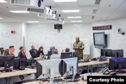 国防情报局局长斯图亚特中将2017年8月2日在总部与业界和学界讨论人工智能和机器学习。（图片由国防情报局提供）