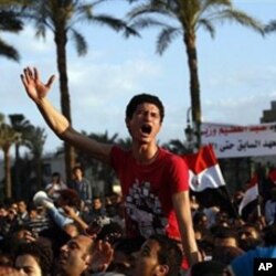 埃及的抗议者在高呼口号