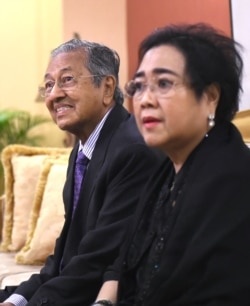 Mantan Perdana Menteri Malaysia Mahathir Mohamad (kiri) bersama Rachmawati Sukarnoputri, adik perempuan Megawati Sukarnoputri, presiden kelima Indonesia, saat berkunjung ke Jakarta pada 25 Juli 2016. (Foto: AFP/Goh Cai Hin)