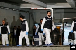 Para penyidik dari kepolisian Turki meninggalkan parkiran mobil setelah mencari petunjuk-petunjuk yang mengarah ke pembunuhan wartawan Jamal Khashoggi, di Istanbul, Turki, 23 Oktober 2018.