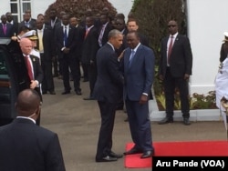 Presiden Kenya Uhuru Kenyatta, kanan, menyambut Presiden AS Barack Obama di Nairobi, 25 Juli 2015.