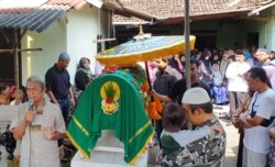 Sumarno (kiri), kakek yang harus memakamkan Khoirunnisa di hari ulangtahunnya.