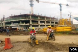 Para pekerja di lokasi proyek NYIA. (Foto: VOA/Nurhadi)