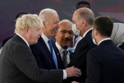 Presiden AS Joe Biden berbincang dengan Presiden Turki Tayyip Erdogan dan Perdana Menteri Boris Johnson di sela-sela KTT G20 di Roma, Italia, Sabtu, 30 Oktober 2021. (Foto: Kevin Lamarque/Pool/Reuters)