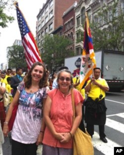 伊扬内洛(右)从华盛顿州来为达赖喇嘛庆生