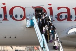 Para imigran Ethiopia tiba di bandara Ben Gurion dekat Tel Aviv, Israel, Kamis, 3 Desember 2020.