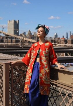 Salah satu rancangan batik Hengki Kawilarang (foto: courtesy).