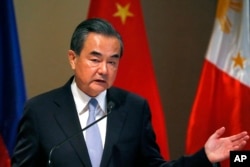 រូបឯកសារ៖ រដ្ឋមន្ត្រី​ការបរទេស​ចិន​លោក Wang Yi ថ្លែង​នៅ​ក្នុង​សន្និសីទ​សារព័ត៌មាន​រួម​គ្នាមួយ​ជាមួយ​នឹង​រដ្ឋមន្ត្រីការ​បរទេស​ហ្វីលីពីន Alan Peter Cayetano នៅទីក្រុង​ Taguig ប្រទេស​ហ្វីលីពីន កាលពីថ្ងៃទី២៥ ខែកក្កដា ឆ្នាំ២០១៧។