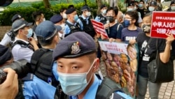 社民连4名成员十一游行抵达终点湾仔金紫荆广场附近，游行人士要求警方开路，让他们可以在较接近升旗典礼现场的位置请愿 (美国之音/汤惠芸)