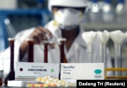 Seorang pekerja farmasi melakukan penelitian untuk memproduksi kapsul Oseltamivir, Tamiflu versi lokal, di laboratorium Kimia Farma di Bandung, 17 Februari 2006. (Foto: REUTERS/Dadang Tri)
