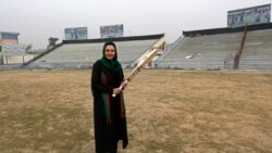 Pendiri dari tim nasional kriket perempuan Afghanistan, Diana Barakzai, berpose untuk sebuah foto di Stadion Kriket Kabul, pada 24 Desember 2014. (Foto: Reuters/Mohammad Ismail)