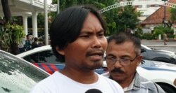 Nur Hidayat, perwakilan warga penolak tambang emas di Banyuwangi memberikan keterangan pers usai bertemu Gubernur Jawa Timur. (Foto: VOA/Petrus Riski)