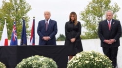 Predsednik i prva dama Donald i Melanija Tramp u pratnji sekretara za prirodne resurse Dejvida Bernarda na komemoraciji kod spomenika žrtavama sa leta 93, čiji su putnici savladali otmičare 11. septembra 2001, i oborili avion u polje u Pensilvaniji.