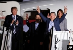 2018年5月10日，川普总统和第一夫人梅拉尼亚在安德鲁斯联合基地迎接被朝鲜拘留后又释放的三名美国人。