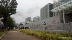 Pagar Kedutaan Besar Amerika Serikat di Jakarta dicoreti oleh sejumlah peserta aksi tolak UU Cipta Kerja, Kamis (8/10/2020). Foto: Sasmito