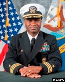 美国海军“拉森号”导弹驱逐舰舰长、海军中校罗伯特·弗朗西斯。