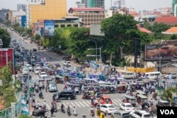ទិដ្ឋភាព​ទូទៅ​ថ្ងៃ​ដំបូងនៃយុទ្ធនាការ​ឃោសនា​រក​សំលេងឆ្នោត​របស់​គណបក្សសង្គ្រោះ​ជាតិ​ ​ដែលមាន​សកម្មជន​ និង​អ្នកគាំទ្រជា​ច្រើន​ពាន់នាក់​ចូលរួម នៅរាជ​ធានីភ្នំពេញ​ ថ្ងៃទី​ ២០​ ខែ​ឧសភា​ ឆ្នាំ២០១៧។ (ខាន់​ សុគុំ​មនោ​/ VOA)