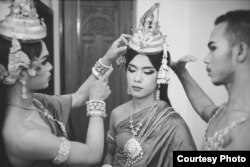 Prumsodun Ok & NATYARASA dancers are getting ready backstage, Phnom Penh, Cambodia, March 2017. (Courtesy of Nobuyuki Arai)