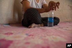 중국 랴오닝성 차오양에서 살고 있는 탈북 여성이 탈북민 인신매매 피해 싵태를 조사하는 기자와 인터뷰하고 있다. (자료사진)