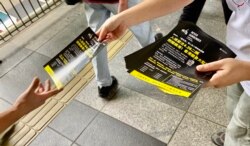 多个民间团体成员派传单，呼吁市民关注入境条例修订影响香港人出入境自由，形容是”闭关锁港” (美国之音/汤惠芸)