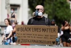 បុរស​ម្នាក់​ពាក់​ម៉ាស់​ការពារ​និង​កាន់​បរដា​មួយ​ដែល​សរសេរ​ថា៖ «ជីវិត​ជនជាតិ​ស្បែកខ្មៅ​មាន​តម្លៃ» ក្នុង​អំឡុងពេល​តវ៉ា​ប្រឆាំង​នឹង​ការ​ស្លាប់​របស់​បុរស​ជនជាតិ​ស្បែកខ្មៅ​ម្នាក់ គឺ​លោក George Floyd ក្នុង​ពេល​ប៉ូលិស​ចាប់​ខ្លួន នៅ​ក្រុង Minneapolis សហរដ្ឋអាមេរិក។