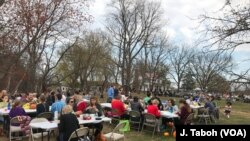 Pengunjung menikmati piknic "potluck" di di pusat rehabilitasi hewan Poplar Spring di Poolesville, negara bagian Maryland.