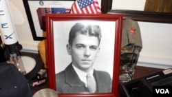 罗拉巴克议员办公室摆了很多里根的照片 (美国之音杨晨拍摄)