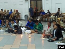 Penyandang disabilitas dalam sebuah acara di BK3S Jawa Timur. (VOA/Petrus Riski)